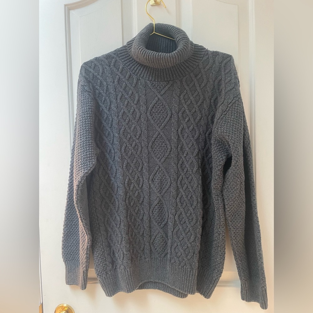 L Oscar de la Renta Grey Cable Knit Turtleneck Sweater